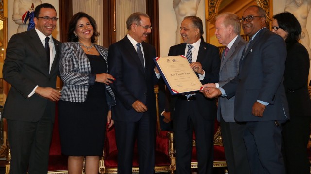 El periodista Huchi Lora recibe el Premio Nacional de Periodismo.