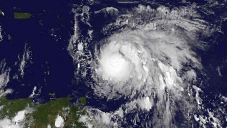 Huracán María sigue sobre Puerto Rico, pero sus bandas ya se sienten en el noreste del país