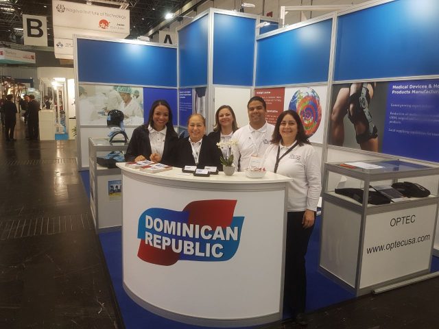 Luisa Fernández, directora ejecutiva de Zonas Francas y personal de la institución en el stand de República Dominicana.