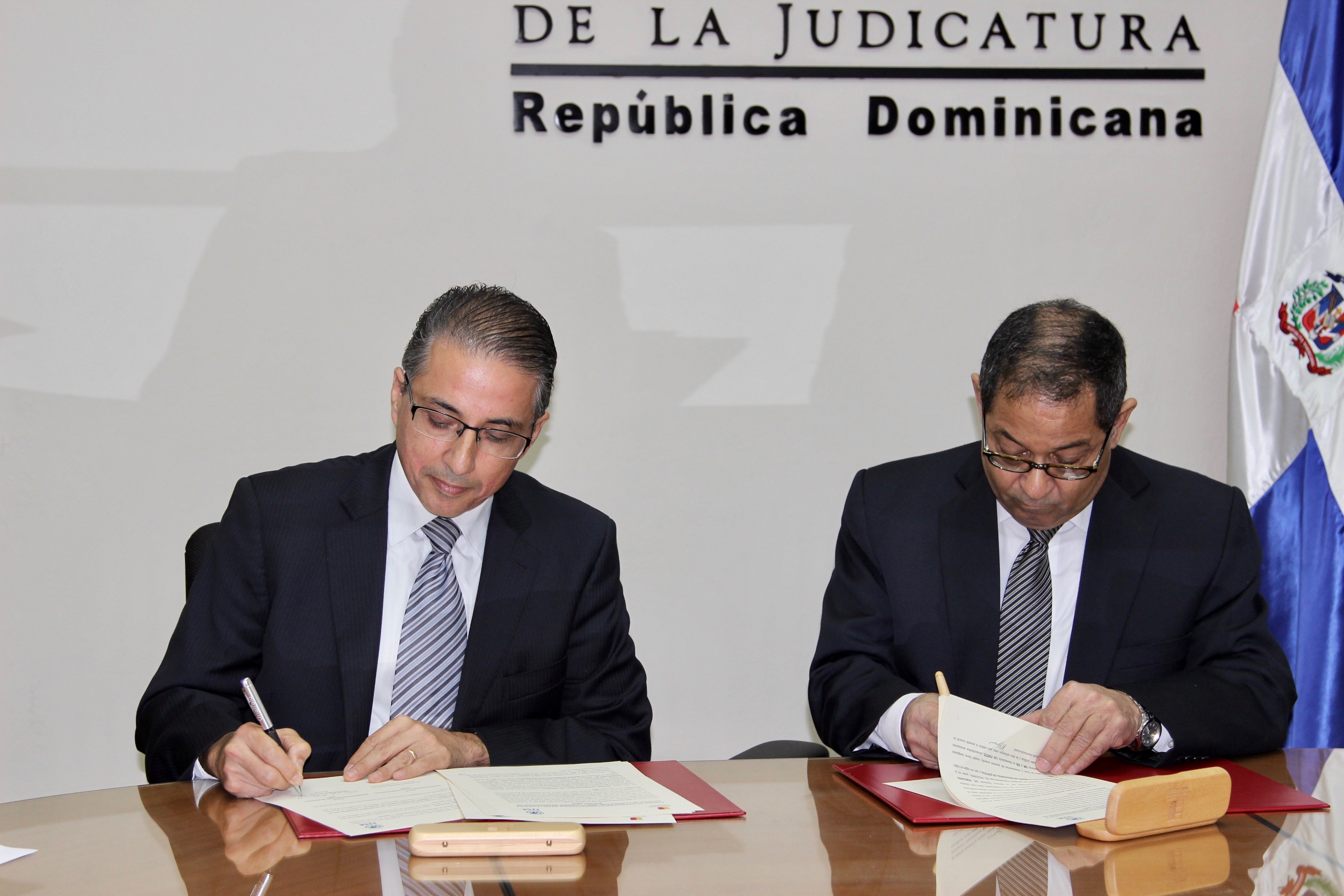 El magistrado Mariano Germán Mejía, presidente de la
Suprema Corte de Justicia, del Consejo del Poder Judicial y del Consejo Directivo
de la ENJ, y Fernando Rodríguez. firmaron el convenio.