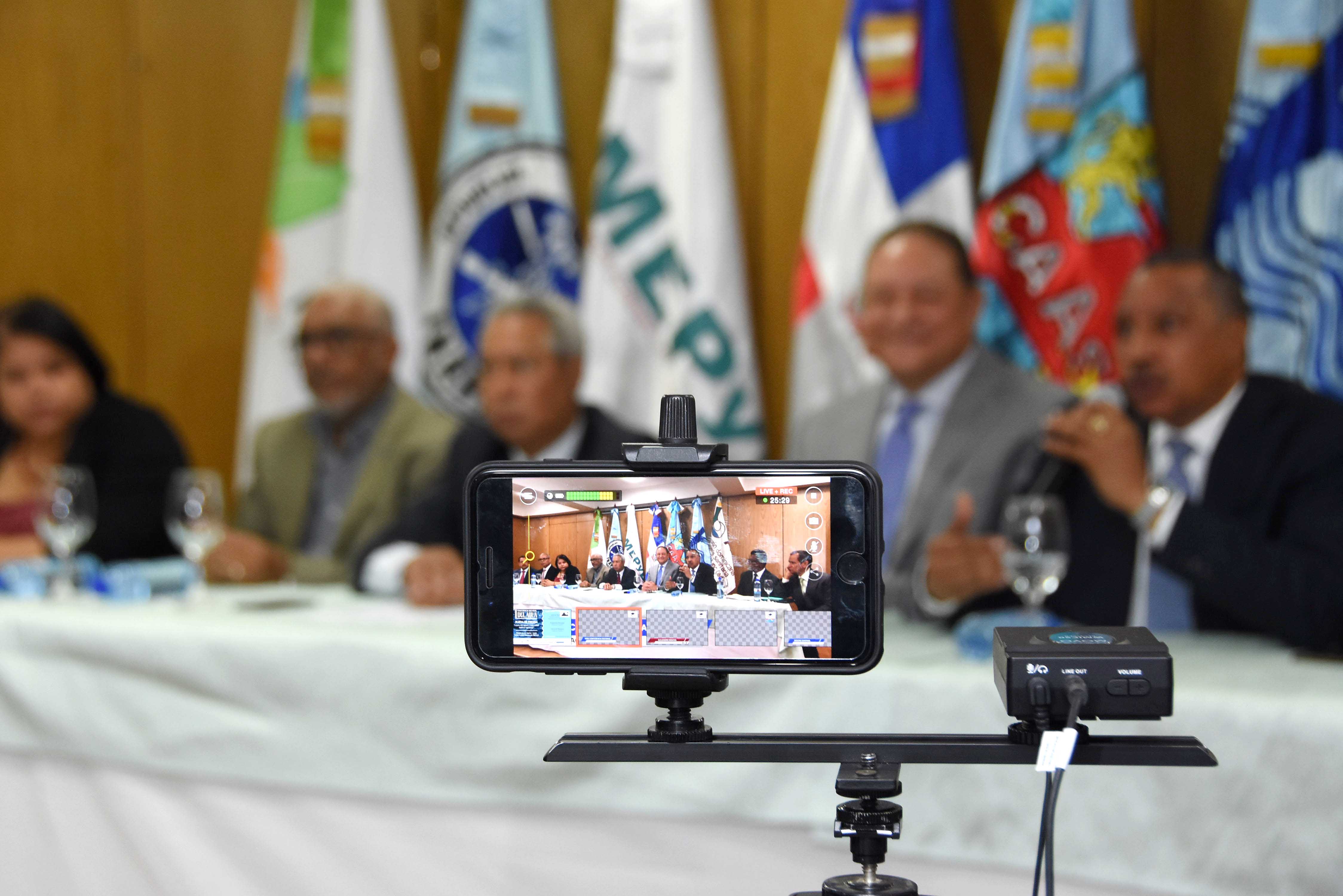 Isidoro Santana Ministro de Economia, Alejandro Montas Dir. de la CAASD, Olgo Fernandez Indrhi, Horacio Mazara Inapa, y oras instittuciones, en reunidos en el salon Carlos Ascuasiati del Mepy.