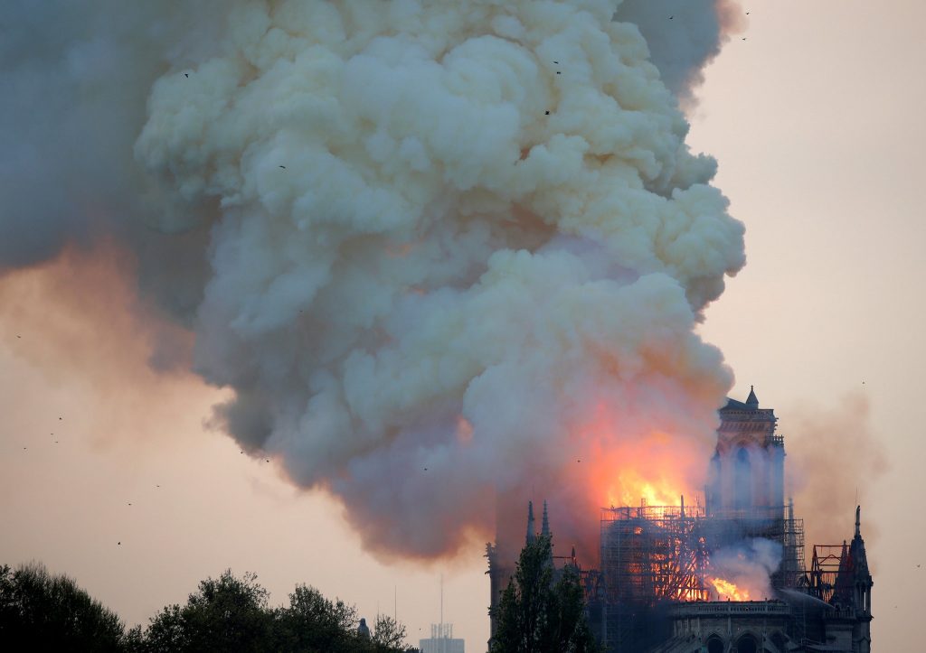 París: Catedral de Notre Dame sigue en llamas - DiarioDigitalRD