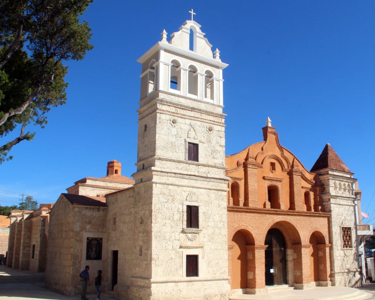 Medina entrega restaurada iglesia Santa Bárbara