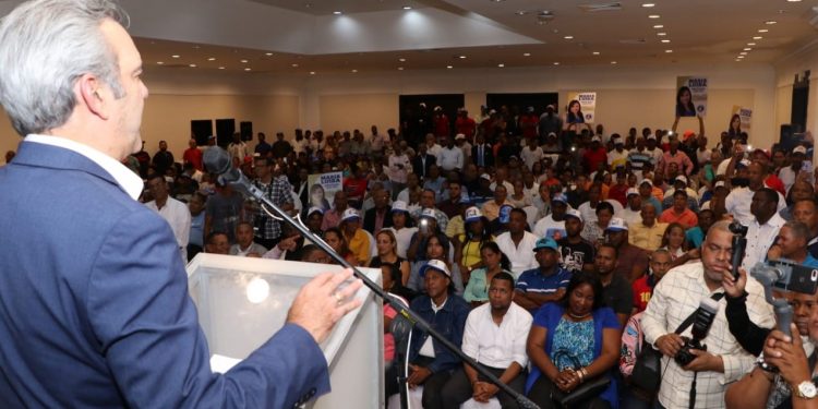 Abinader juramenta en el PRM a la dirección del PRD en Santo Domingo Oeste