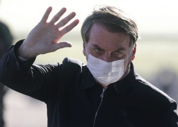 (200707) -- BRASILIA, 7 julio, 2020 (Xinhua) -- Imagen del 27 de mayo de 2020 del presidente brasileño, Jair Bolsonaro, saludando a sus simpatizantes en la salida del Palacio de la Alvorada, en Brasilia, Brasil. Bolsonaro anunció el martes que dio positivo por el nuevo coronavirus (COVID-19). (Xinhua/Lucio Tavora) (ce)