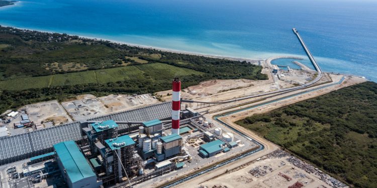 Vista de la planta termoeléctrica Punta Catalina.