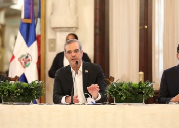 El presidente Luis Abinader acompañado del ministro de Turismo, David Collado, informa el plan para recuperar el turismo.