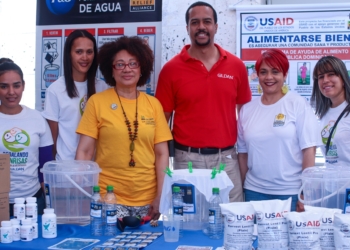 Junto a promotoras de salud, María Virtudes Berroa, Juan José Pérez Bell y Vileika Ramírez.