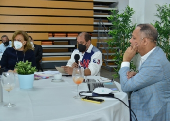 Armando García, Margarita Pimentel y Charlie Núñez ofrecen declaraciones a los periodistas.