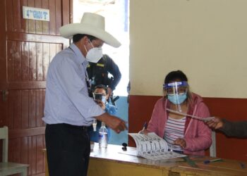 Imagen proveída por la Agencia Peruana de Noticias Andina del candidato presidencial por Perú Libre, Pedro Castillo (i), emitiendo su voto en las elecciones presidenciales, en un centro de votación, en la ciudad de Cajamarca, Perú, el 11 de abril de 2021.