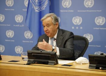 El secretario general de la Organización de las Naciones Unidas (ONU), António Guterres, habla durante una conferencia de prensa en la sede de la ONU, en Nueva York, el 9 de diciembre de 2020. Guterres dijo el miércoles que se pondrá la vacuna contra la COVID-19 públicamente cuando esta esté disponible para él. (Xinhua/Xie E) (ah) (da) (vf) (dp)