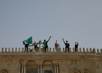 (210510) -- JERUSALEN, 10 mayo, 2021 (Xinhua) -- Manifestantes palestinos protestan en el complejo de la mezquita Al-Aqsa, en Jerusalén, el 10 de mayo de 2021. La policía israelí y fieles palestinos se enfrentaron dentro de un lugar sagrado en Jerusalén el lunes por la mañana, dejando decenas de palestinos heridos, según la Media Luna Roja palestina. La Policía israelí dijo en un comunicado que "miles de palestinos comenzaron los disturbios" y arrojaron piedras y otros objetos desde el recinto de la mezquita de Al-Aqsa contra los agentes de la Policía. (Xinhua/Muammar Awad) (ah) (ra) (vf)