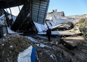 (201226) -- GAZA, 26 diciembre, 2020 (Xinhua) -- Un hombre palestino inspecciona una fábrica dañada en un ataque aéreo israelí, en la Ciudad de Gaza, el 26 de diciembre de 2020. El sábado por la mañana, aviones de guerra israelíes atacaron blancos pertenecientes al ala militar de Hamas en la Franja de Gaza en respuesta a los misiles disparados hacia el sur de Israel, dijeron fuentes de seguridad de Hamas. (Xinhua/Rizek Abdeljawad) (rtg) (ra) (da)