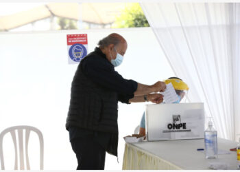 Imagen proveída por la Agencia Peruana de Noticias Andina del candidato presidencial por Avanza País, Hernando de Soto, emitiendo su voto en las elecciones presidenciales, en un centro de votación, en el distrito de Surco, en Lima, Perú, el 11 de abril de 2021. Los centros de votación en Perú abrieron sus puertas el domingo a las 7:00 hora local, y más de 25 millones de peruanos están convocados a participar en las elecciones presidenciales, en medio de la pandemia de la enfermedad del nuevo coronavirus (COVID-19). (Xinhua/Vidal Tarqui/ANDINA) (an) (oa) (ra) (da)