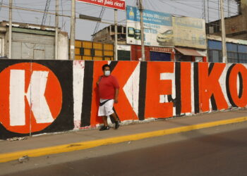 LIMA, 26 mayo, 2021 (Xinhua) -- Un hombre camina frente a una barda con propaganda electoral de la candidata presidencial del partido Fuerza Popular, Keiko Fujimori, en el distrito de Villa El Salvador, en el sur de Lima, Perú, el 26 de mayo de 2021. El 6 de junio, 25,2 millones de peruanos están habilitados para acudir a las urnas para definir al sucesor de Francisco Sagasti para gobernar el país durante el período 2021-2026. (Xinhua/Mariana Bazo) (mb) (ah) (da) (vf)