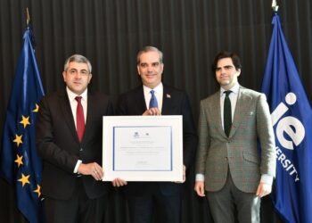 El secretario general de la OMT, Zurab Pololikashvili; el presidente de República Dominicana, Luis Abinader, y el CEO de IE University, Diego del Alcázar Benjumea, en la firma del acuerdo.
IE UNIVERSITY
18/1/2022