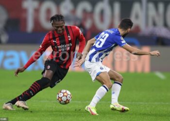 03 November 2021, Italy, Milan: Milan's Rafael Leao (L) and Porto's Joao Mario battle for the ball during the UEFA Champions League Group B soccer match between AC Milan and FC Porto at San Siro Stadium. Photo: Jonathan Moscrop/CSM via ZUMA Wire/dpa