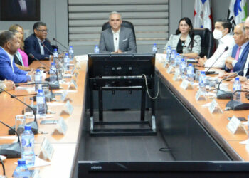 El Ministro de Trabajo y Presidente del CNSS, Luis Miguel De Camps García, encabeza reunión del Consejo, este jueves.