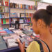 Personal de la Feria del Libro recorre el área donde están siendo instalados stands para exponer los textos.