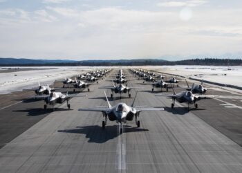 Una formación de aviones F-35 Lightning II de la Fuerza Aérea de EEUU asignados a la 354th Fighter Wing, realizan una caminata en la base de la Fuerza Aérea - A1C JOSE MIGUEL TAMONDONG/U.S AI / ZUMA PRESS / CO