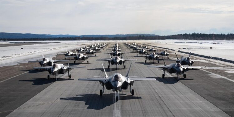 Una formación de aviones F-35 Lightning II de la Fuerza Aérea de EEUU asignados a la 354th Fighter Wing, realizan una caminata en la base de la Fuerza Aérea - A1C JOSE MIGUEL TAMONDONG/U.S AI / ZUMA PRESS / CO