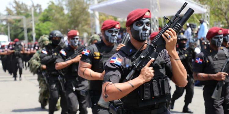 Militares desfile en el acto conmemorativo de la Batalla del 30 de Marzo en Santiago.