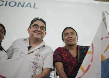 Thelma Cabrera y Jordán Rodas, al lanzar su candidatura a la presidencia y la vicepresidencia de Guatemala, en diciembre de 2022, que ahora la justicia veta, en una operación criticada por no cumplir los extremos de la ley. Foto: Twitter