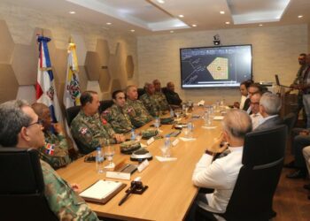 Expertos de la construcción reunidos con el ministro de Defensa wen procurta ded viviendas de calidad para los militares dominicanos