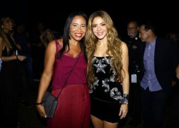 En la gráfica, la maestra dominicana Rutch D'Oleo adjunto a la estrella de la música, Shakira.