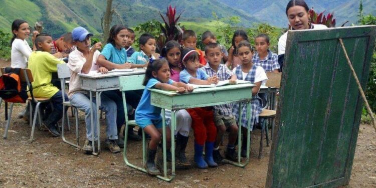 Niños reciben clase al aire libre en una zona rural de Colombia. La inversión en educación, así como en salud y en adquisición de activos, en muchos países de América Latina es inferior a los recursos destinados al pago de la deuda externa, la cual creció en la región sobre todo durante la pandemia covid-19. Imagen: Pnud