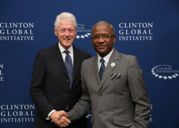 El expresidente EE.UU., Bill Clinton, y el presidente de BRA, Ulrick Gaillard.