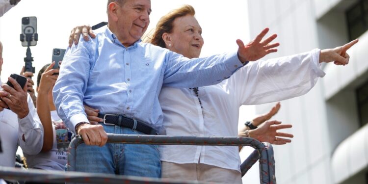 30 July 2024, Venezuela, Caracas: Edmundo Gonzalez Urrutia (L), opposition presidential candidate, and his wife Mercedes Lopez wave to supporters as they take part in a demonstration against the official results of the presidential election that declared President Maduro the winner. The opposition accuses the government of electoral fraud. Photo: Jeampier Arguinzones/dpa
(Foto de ARCHIVO)
30/7/2024 ONLY FOR USE IN SPAIN