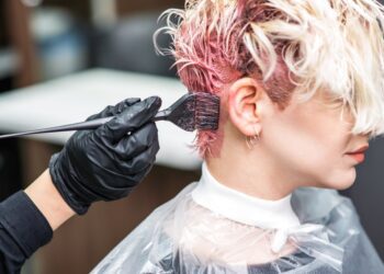 (Foto de ARCHIVO)
Mujer tiñéndose el pelo en una peluquería, tinte.

OKSKUKURUZA
31/1/2019