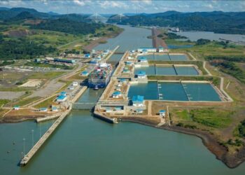 Una vista del canal de Panamá, cuya capacidad se ve afectada por sequías asociadas al cambio climático. Otras grandes vías y espacios de navegación internacional, como el canal de Suez y el mar Rojo, y el mar Negro, también registran vulnerabilidades que afectan al comercio mundial. Imagen: ACP