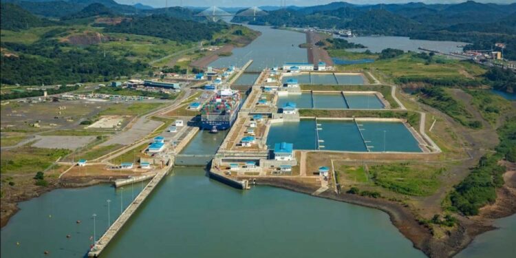 Una vista del canal de Panamá, cuya capacidad se ve afectada por sequías asociadas al cambio climático. Otras grandes vías y espacios de navegación internacional, como el canal de Suez y el mar Rojo, y el mar Negro, también registran vulnerabilidades que afectan al comercio mundial. Imagen: ACP