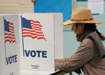 Una votante emite su voto en un colegio electoral el día de las elecciones en Falls Church, Virginia, EEUU, el 7 de noviembre de 2023.   VOA