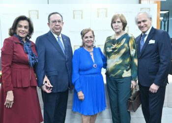 Fior D´Aliza de Valdez, Héctor Valdez Albizu, Josefina Miniño, Carmen
Heredia y José Antonio Molina.