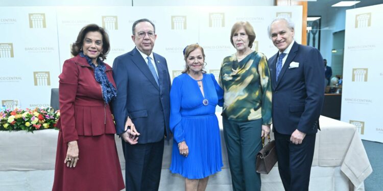 Fior D´Aliza de Valdez, Héctor Valdez Albizu, Josefina Miniño, Carmen
Heredia y José Antonio Molina.