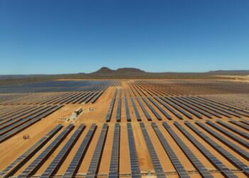 Gran planta de energía solar en la región del Sertao, en el árido nordeste brasileño, instalada por la firma española Naturgy. Brasil tiene gran capacidad para sumar energía de fuente solar y eólica a su matriz energética en la producción de electricidad, hasta ahora de fuente principalmente hídrica. Imagen: Naturgy