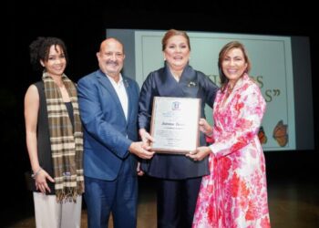 Desde el centro, la doctora Geanilda Vásquez, junto a la expositora, la prestigiosa comunicadora dominicana Jatna Tavárez, quien recibió una placa por su trayectoria y méritos profesionales, adjunto a la actriz Wendy Regalado y el director del INDEX en Miami, Richard Montilla.