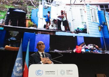 El secretario ejecutivo de la ONU para el cambio climático, Simon Stiell, habla en la inauguración de la COP29 en Bakú. Detrás de él, una imagen de la devastación causada por el huracán Beryl, que el pasado julio azotó su isla natal de Carriacou, Grenada, en el Caribe. Imagen: Kiara Worth / ONU