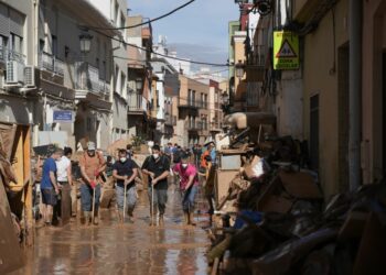 Varias personas limpian los estragos ocasionados por la DANA, a 1 de noviembre de 2024, en Paiporta, Valencia, Comunidad Valenciana (España). El sexto balance de fallecidos por el paso de la DANA por la provincia de Valencia deja 202 víctimas mortales. De - Rober Solsona - Europa Press