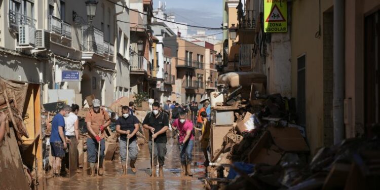 Varias personas limpian los estragos ocasionados por la DANA, a 1 de noviembre de 2024, en Paiporta, Valencia, Comunidad Valenciana (España). El sexto balance de fallecidos por el paso de la DANA por la provincia de Valencia deja 202 víctimas mortales. De - Rober Solsona - Europa Press