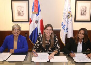 Hilda Peguero, Loraine Amell Bogaert y Rosa Olga Medrano.