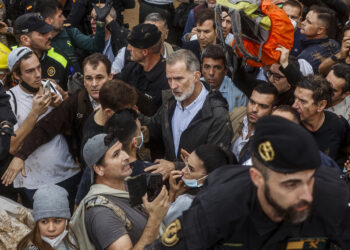 El Rey Felipe VI y el presidente de la Generalitat valenciana, Carlos Mazón, durante su visita a una zona afectada por la DANA, a 3 de noviembre de 2024, en Paiporta, Valencia, Comunidad Valenciana (España). Los Reyes han visitado, junto al presidente del Gobierno y presidente de la Generalitat valenciana, algunas de las zonas afectadas por la DANA, que el pasado 29 de octubre arrasó la provincia de Valencia y que deja ya una cifra de más de 210 fallecidos.

Rober Solsona / Europa Press
03/11/2024