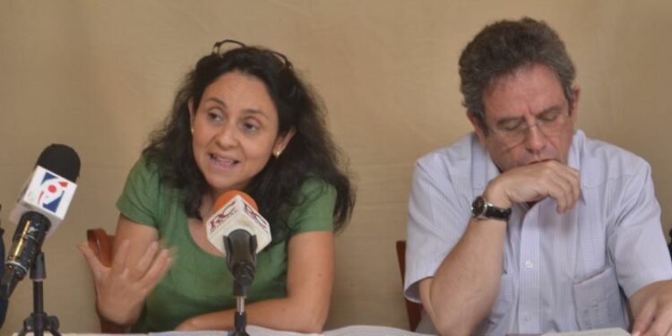 imena Reyes y Manuel Ollé Sesé, integrantes de la misión de la Federación Internacional de los Derechos Humanos, FIDH, declaran ante los medios de comunicación, en la mañana de hoy.