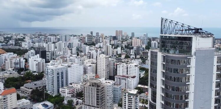 Ciudad de Santo Domingo. La Cepal señala que el crecimiento económico en América Latina, además de ser muy bajo, responde más al auge del consumo que de la inversión, y promueve la búsqueda de más financiamiento y de políticas productivas hacia sectores clave para superar ese relativo estancamiento.