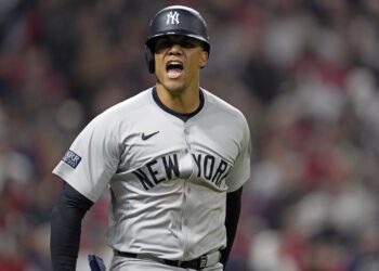 Juan Soto de los Yankees de Nueva York celebra tras conectar un jonrón de tres carreras ante los Guardianes de Cleveland en el quinto juego de la Serie de Campeonato de la Liga Americana, el sábado 19 de octubre de 2024, en Cleveland. (AP Foto/Godofredo A. Vásquez)