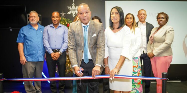 Con un concepto familiar e integral, en la gráfica, el presidente de la empresa, doctor Carlos de la Rosa, adjunto a su madre Graciela e hijos, Franklin de la Rosa, director Internacional de Negocios y otros, así como de Elizabeth Cartron, manager general, entre otros ejecutivos, cortan la cinta que dejó abiertas las oficinas del nuevo tour operador, primero con el concepto dominicano en Pembroke Pines en Florida.