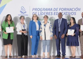 Autoridades del ISFODOSU entregan reconocimientos a facilitadores